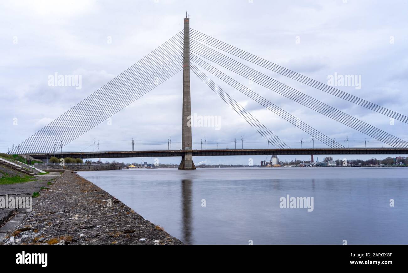 24 Aprile 2018 Riga, Lettonia. Passerella portacavi sul fiume Daugava a riga. Foto Stock