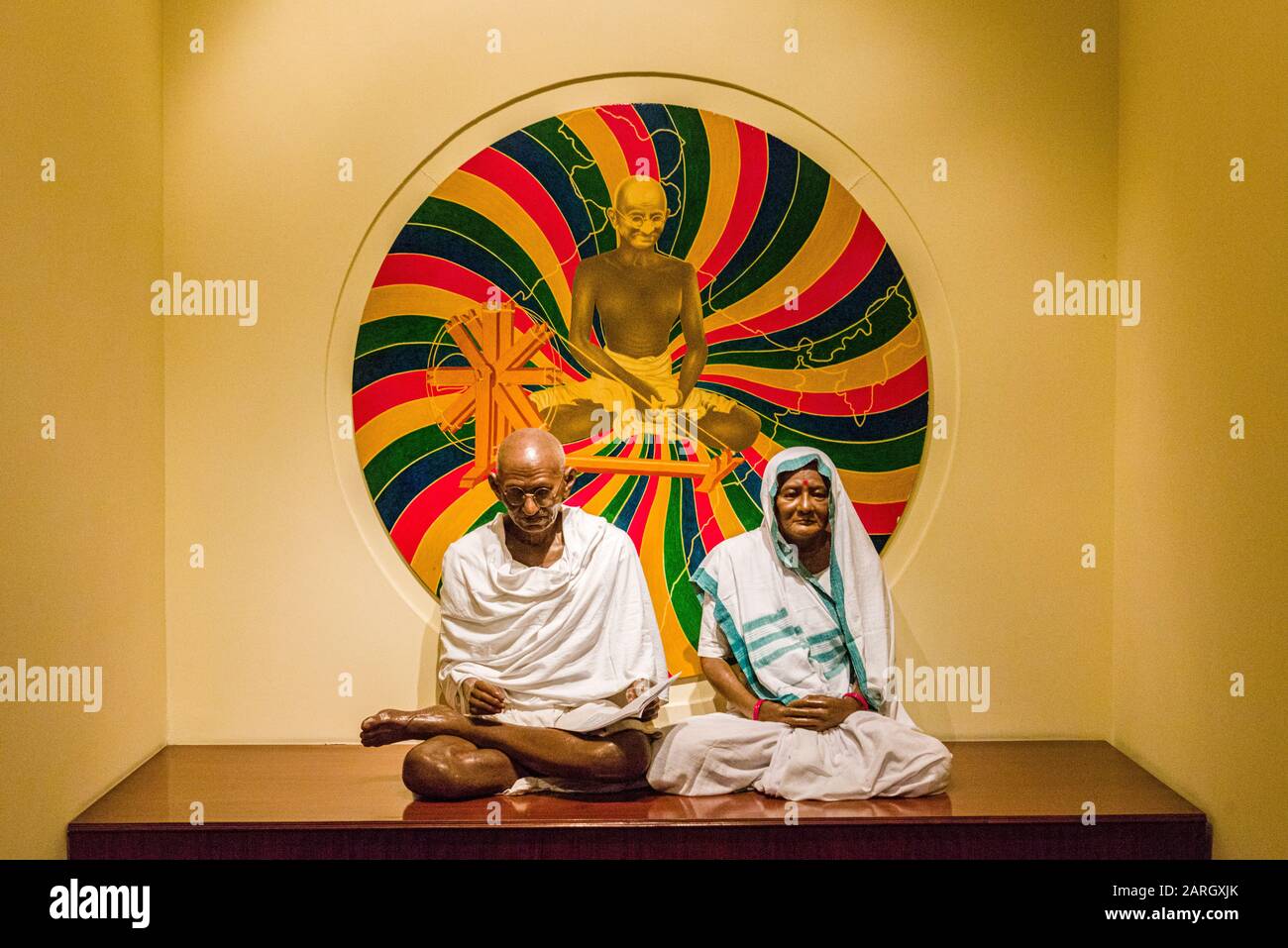 Una scultura di Mahatma Gandhi e sua moglie Kasturba all'interno del Mahatma Gandhi Memorial Foto Stock