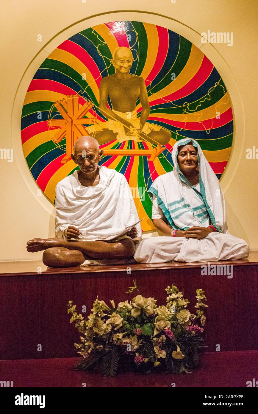Una scultura di Mahatma Gandhi e sua moglie Kasturba all'interno del Mahatma Gandhi Memorial Foto Stock