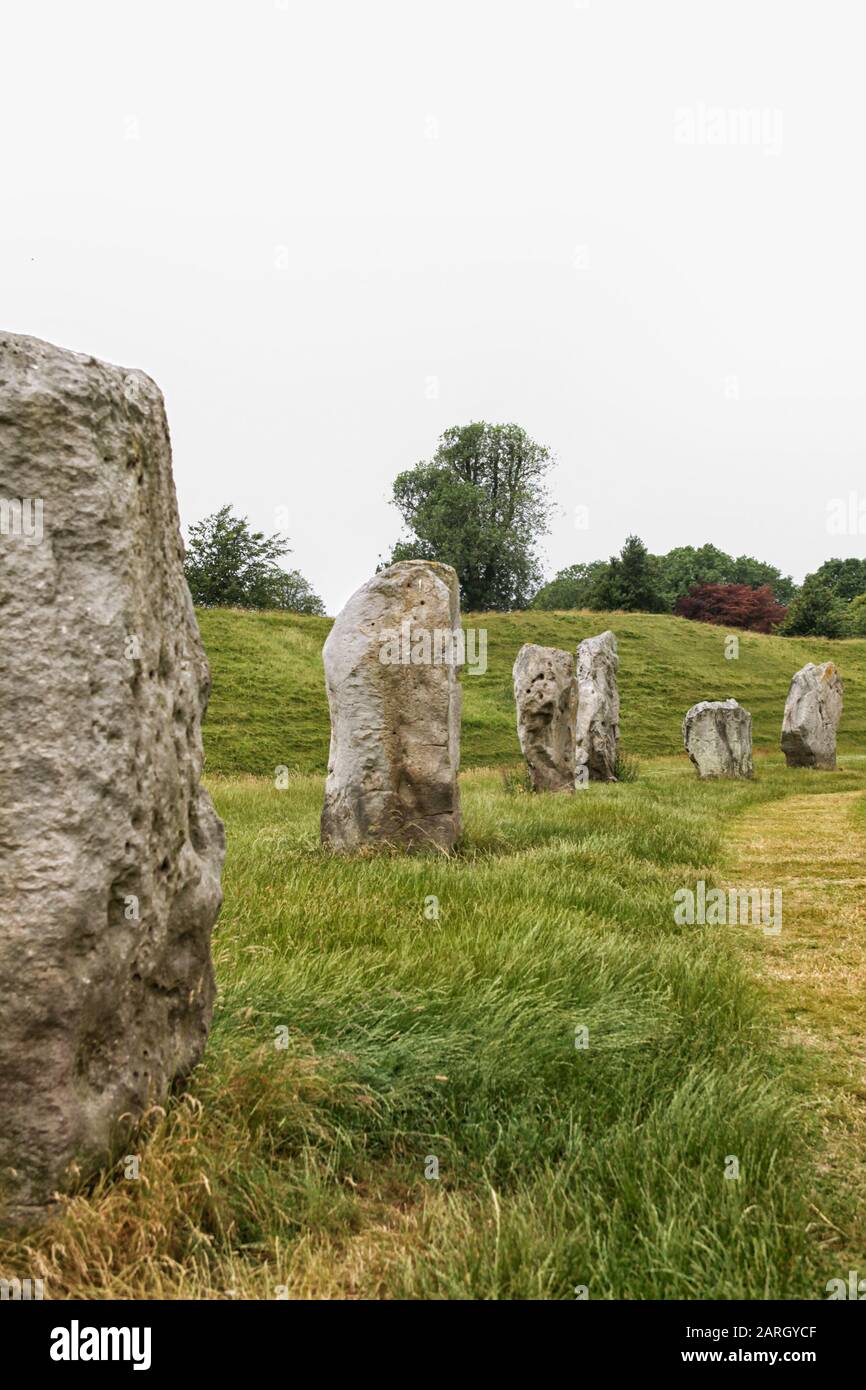 Il famoso e antico cerchio di pietra ad Avebury nel Wiltshire. Il maschio di pietre sono diritte, la femmina pietre più a forma di diamante. Costruito nel tempo del neolitico Foto Stock