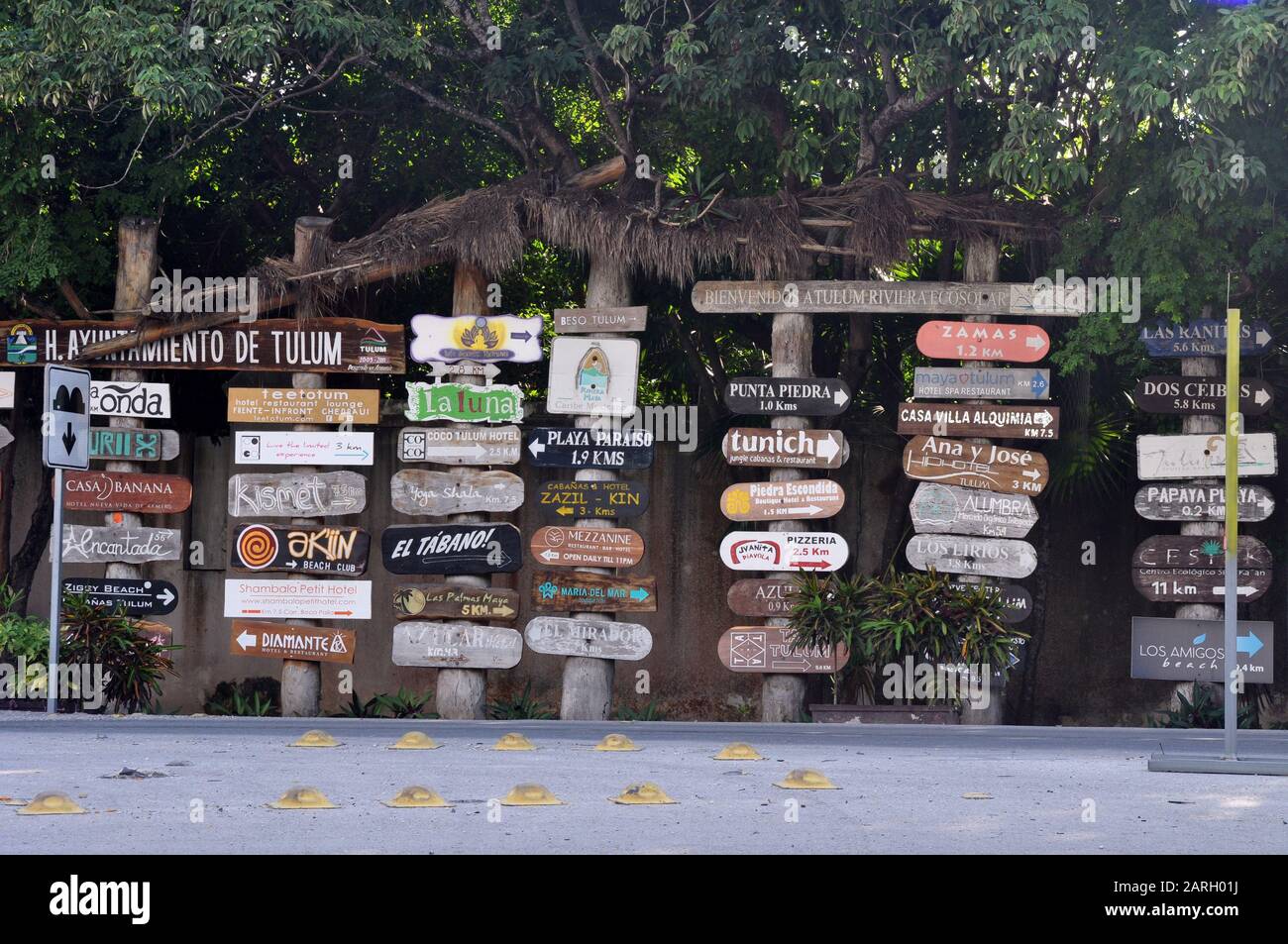 Segnali al Beach Road Circle a Tulum, Messico che vi dicono dove si trovano tutte le località turistiche e i ristoranti. Foto Stock