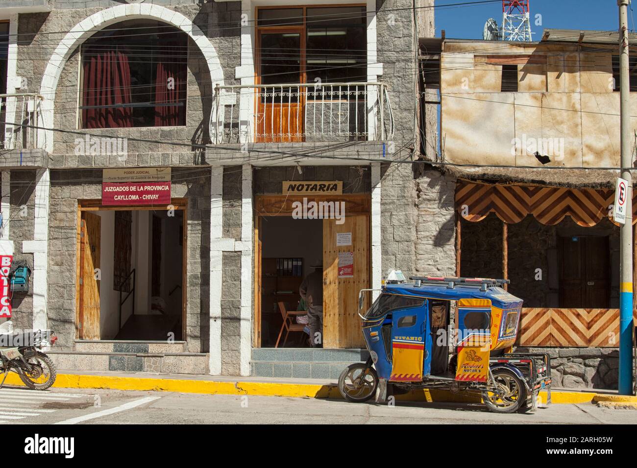 Trasporto locale di mototaxi di fronte ai negozi di Chivay, una città nella valle di Colca, capitale della provincia di Cayloma, regione di Arequipa, Perù Foto Stock