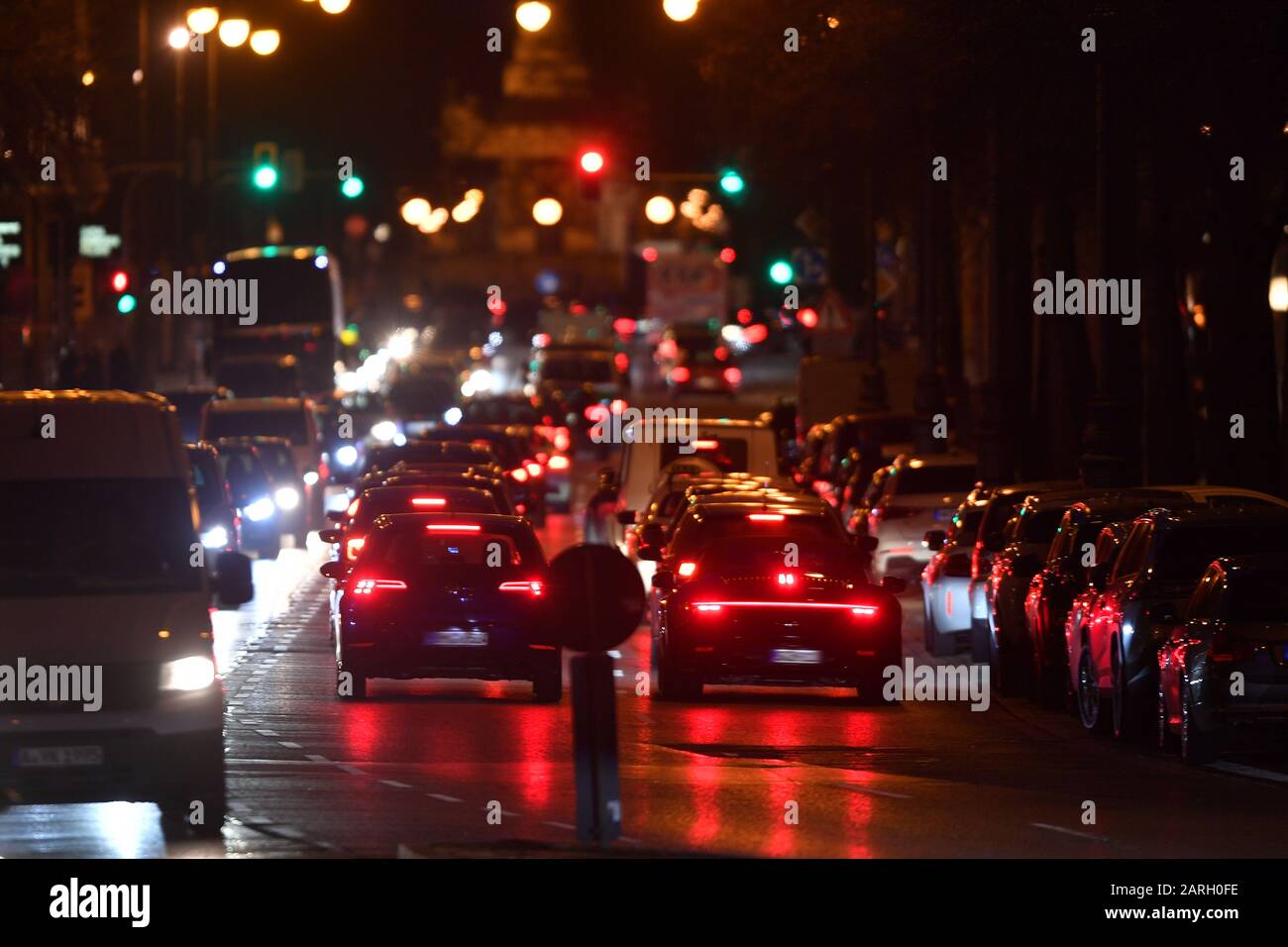 Monaco, Germania. 28th Gen 2020. Traffico di punta a Prinzregentenstrasse a Monaco, auto, traffico stradale, luci, ingorghi, traffico. | utilizzo credito mondiale: DPA/Alamy Live News Foto Stock