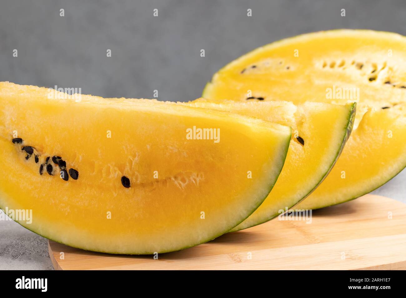 Anguria gialla tagliata su un tagliere di legno su un tabella Foto Stock