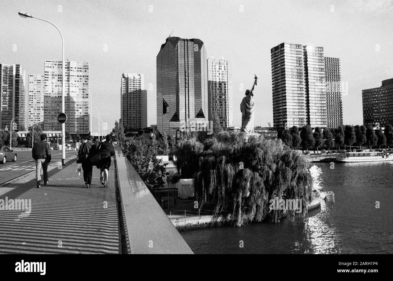 BEAUGRENELLE QUARTIERE ALTI EDIFICI E LA STATUA DELLA LIBERTÀ VISTO DA PONT DE GRENELLE - PARIGI 70S COSTRUZIONE URBANA - IMMAGINE ARGENTO © FRÉDÉRIC BEAUMONT Foto Stock