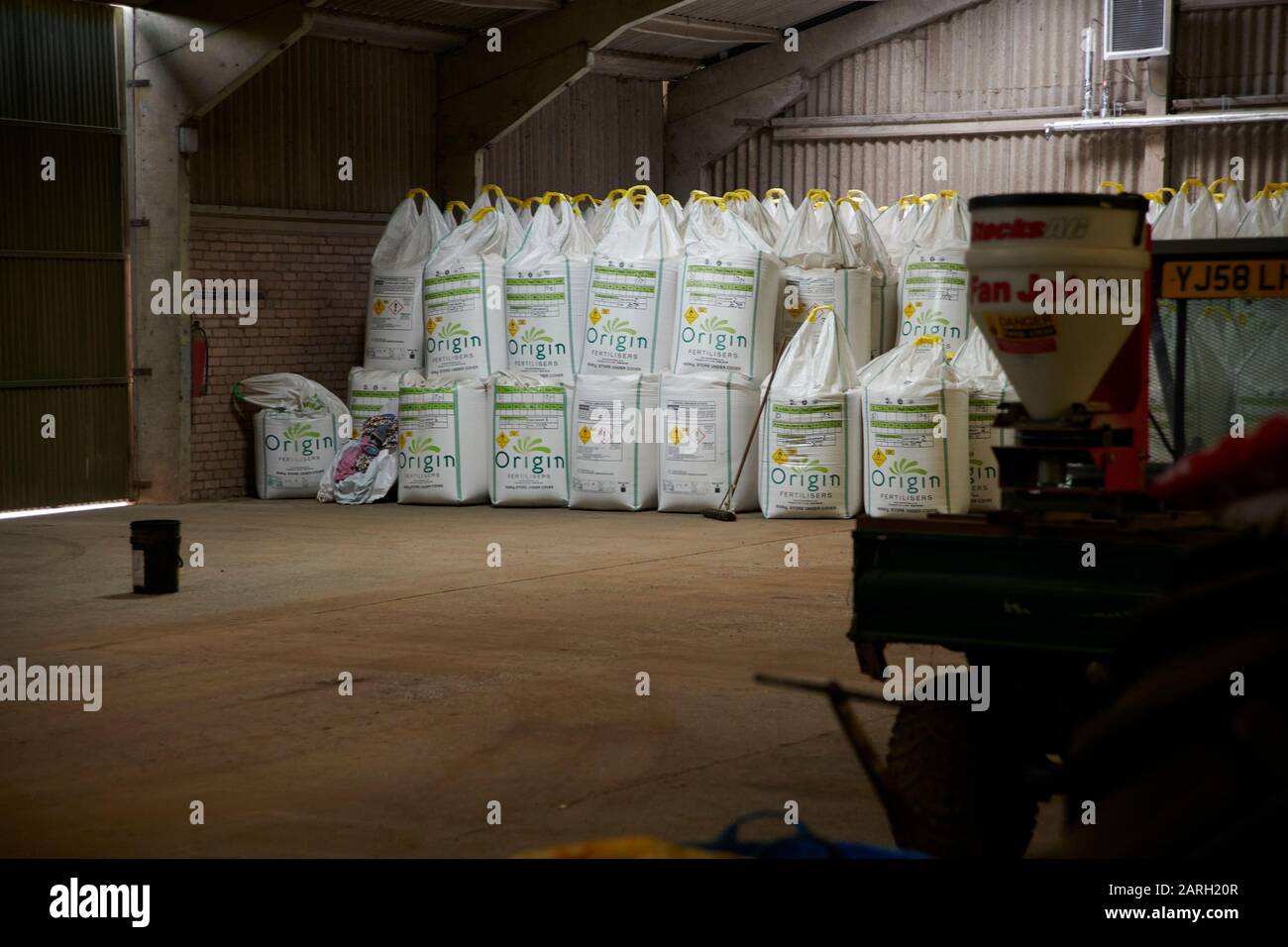 Grandi sacchetti di concime di nitrato di ammonio di Nitram per uso agricolo immagazzinati in un fienile di fattoria Foto Stock