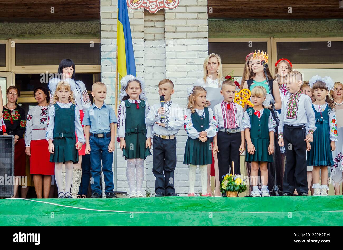 Giorno della conoscenza, prima campana 24 scuola Ucraina Lutsk 01-09-2015 Foto Stock