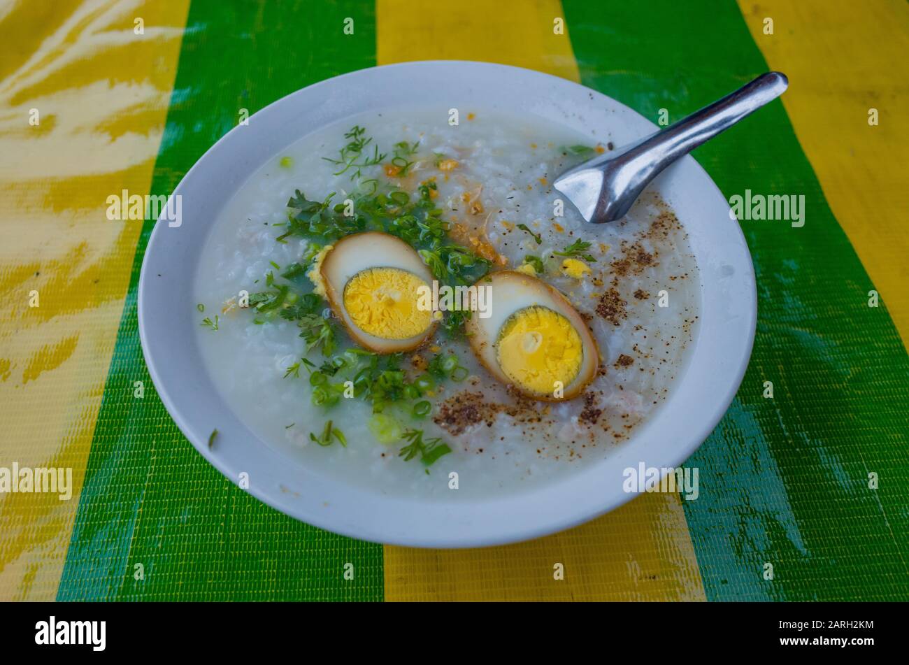 Zuppa di riso con carne, uova ed erbe Foto Stock