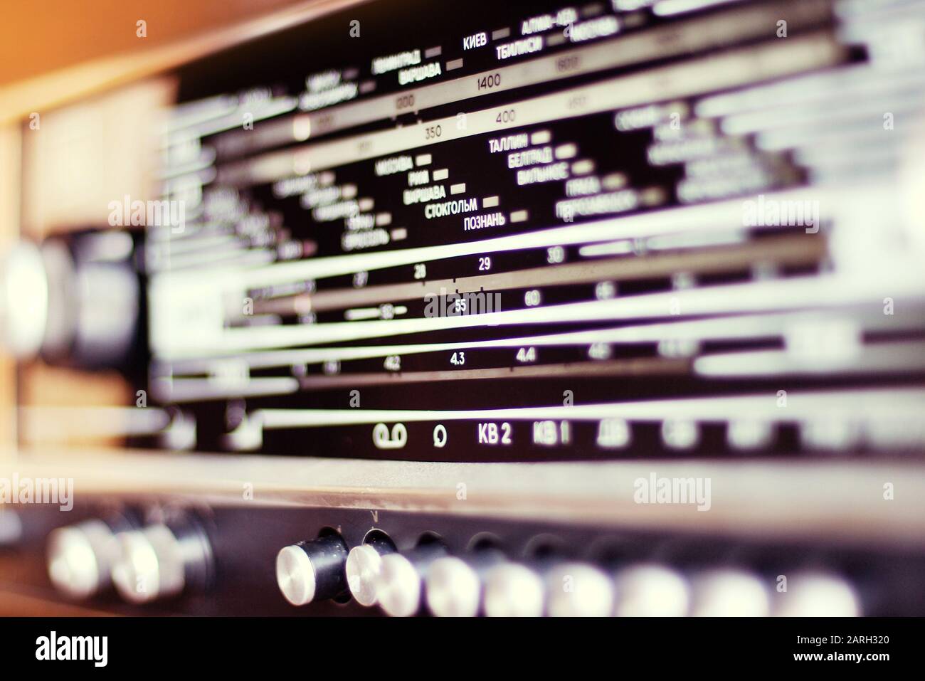 Mosca 07/07/2019 ricevitore radio retro, scala radiowave primo piano. Trasmissione dei nomi delle città in russo. Foto Stock