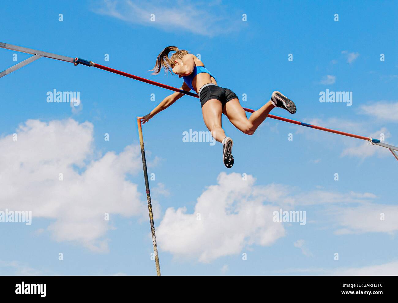 donna atleta pole vaulter riuscito tentativo di competizione in atletica Foto Stock