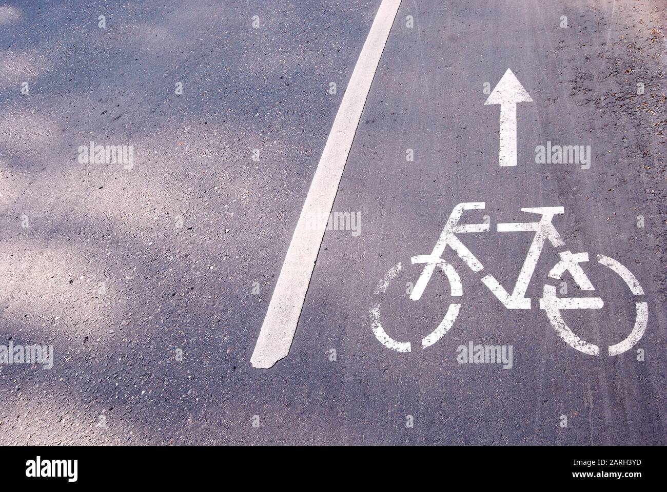 Icona bicicletta su strada asfaltata Foto Stock
