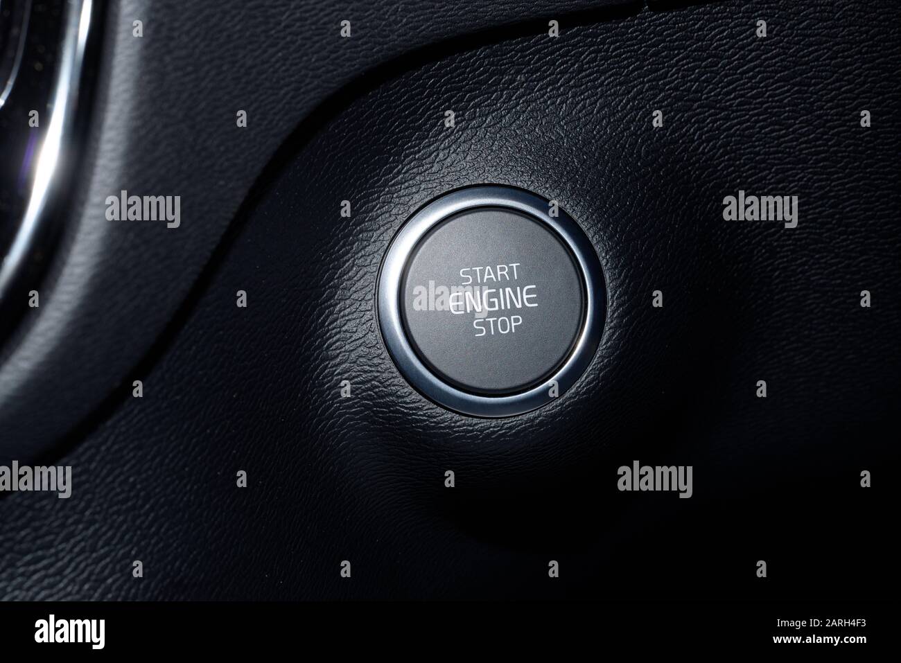 Premere il pulsante di avviamento in un'auto. Avviare il motore premendo questo pulsante. Arrestare il motore premendo questo pulsante. Foto Stock