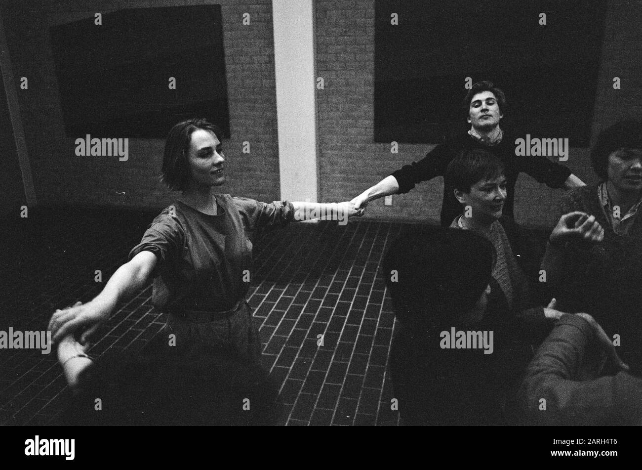 Wilma Vesseur insegna la danza sacra al VU di Amsterdam Data: 28 gennaio 1986 luogo: Amsterdam, Noord-Holland, Utrecht Parole Chiave: Ballerini Nome personale: Vesseur, Wilma Foto Stock