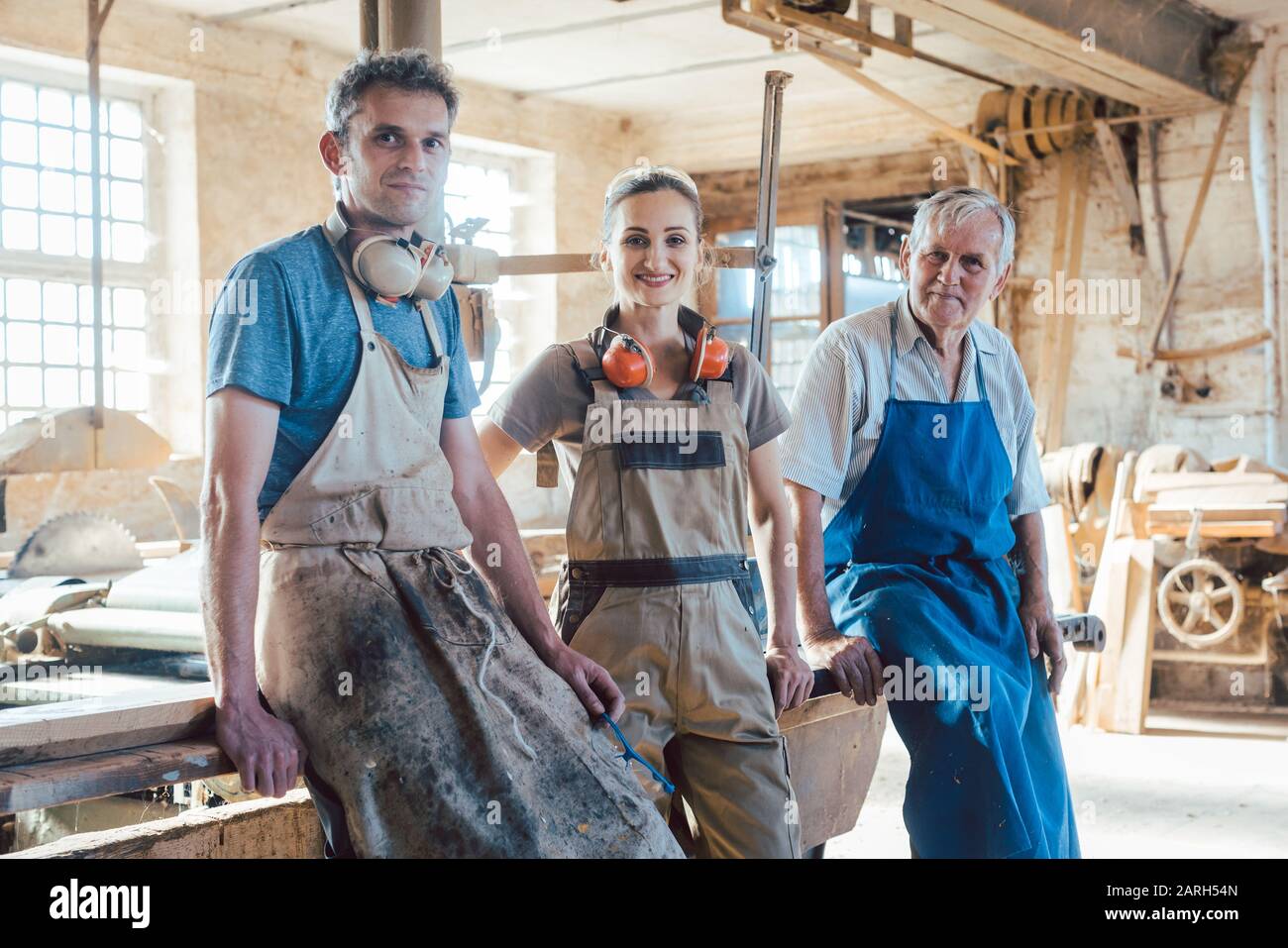 Azienda di famiglia falegname con generazioni in officina Foto Stock