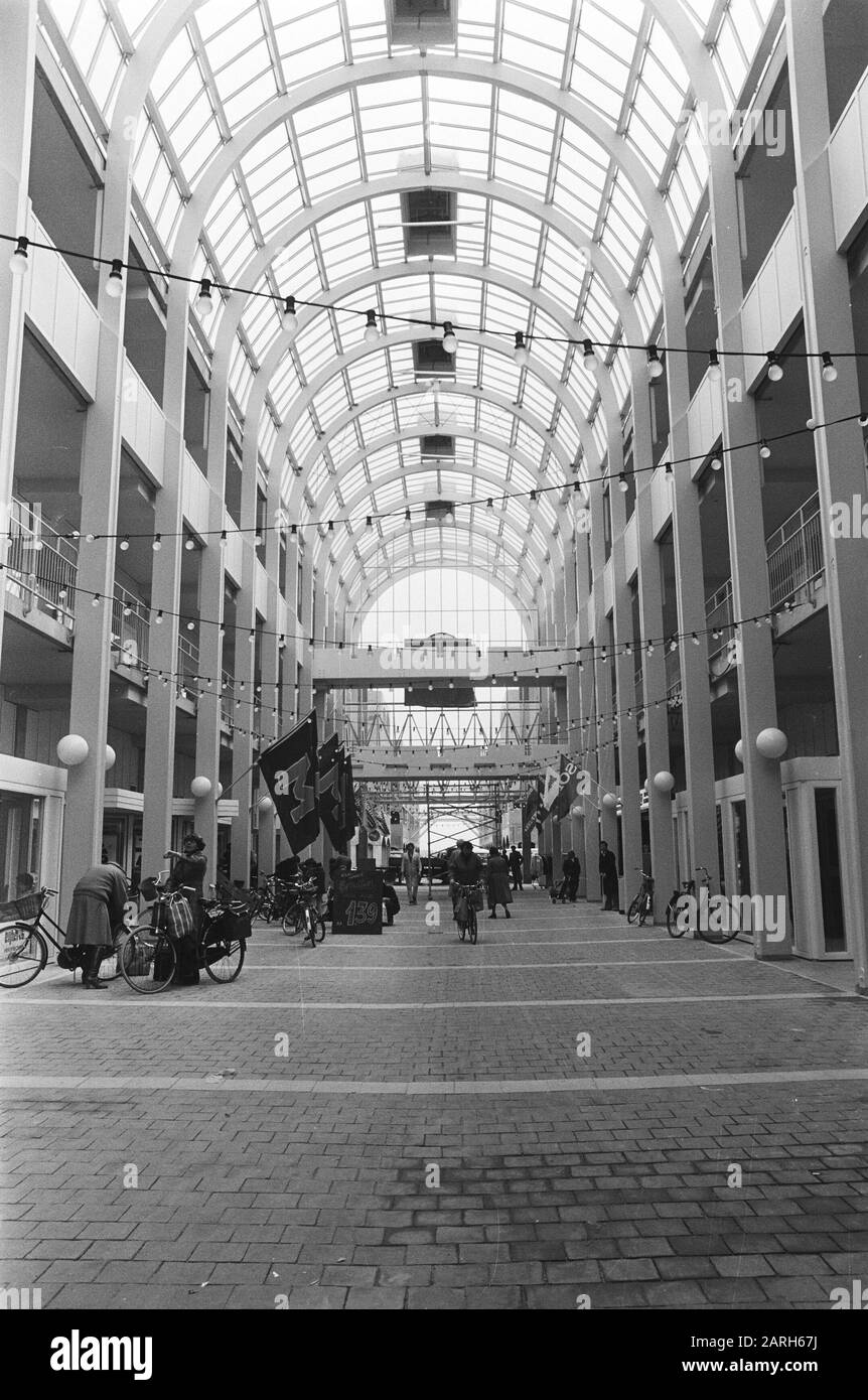 Shopping Passage in Almere-Stad aperto questa settimana Shopping Passage in Almere-Stad aperto questa settimana Data: 18 novembre 1981 Località: Almere, Flevoland Parole Chiave: Shopping passages Foto Stock