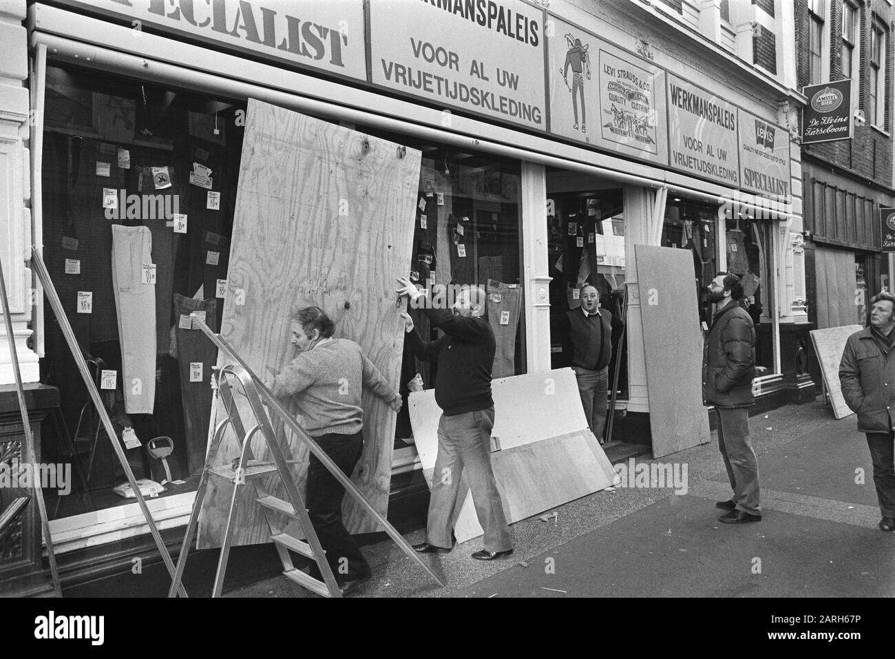 Shoppers chiudi le finestre in relazione a Evacation Weijers Data: 13 febbraio 1984 Parole Chiave: Ramen, SHOPELIERS Nome personale: Weijers Foto Stock Shoppers chiudi le finestre in relazione a Evacation Weijers Data: 13 febbraio 1984 Parole Chiave: Ramen, SHOPELIERS Nome personale: Weijers Foto Stock