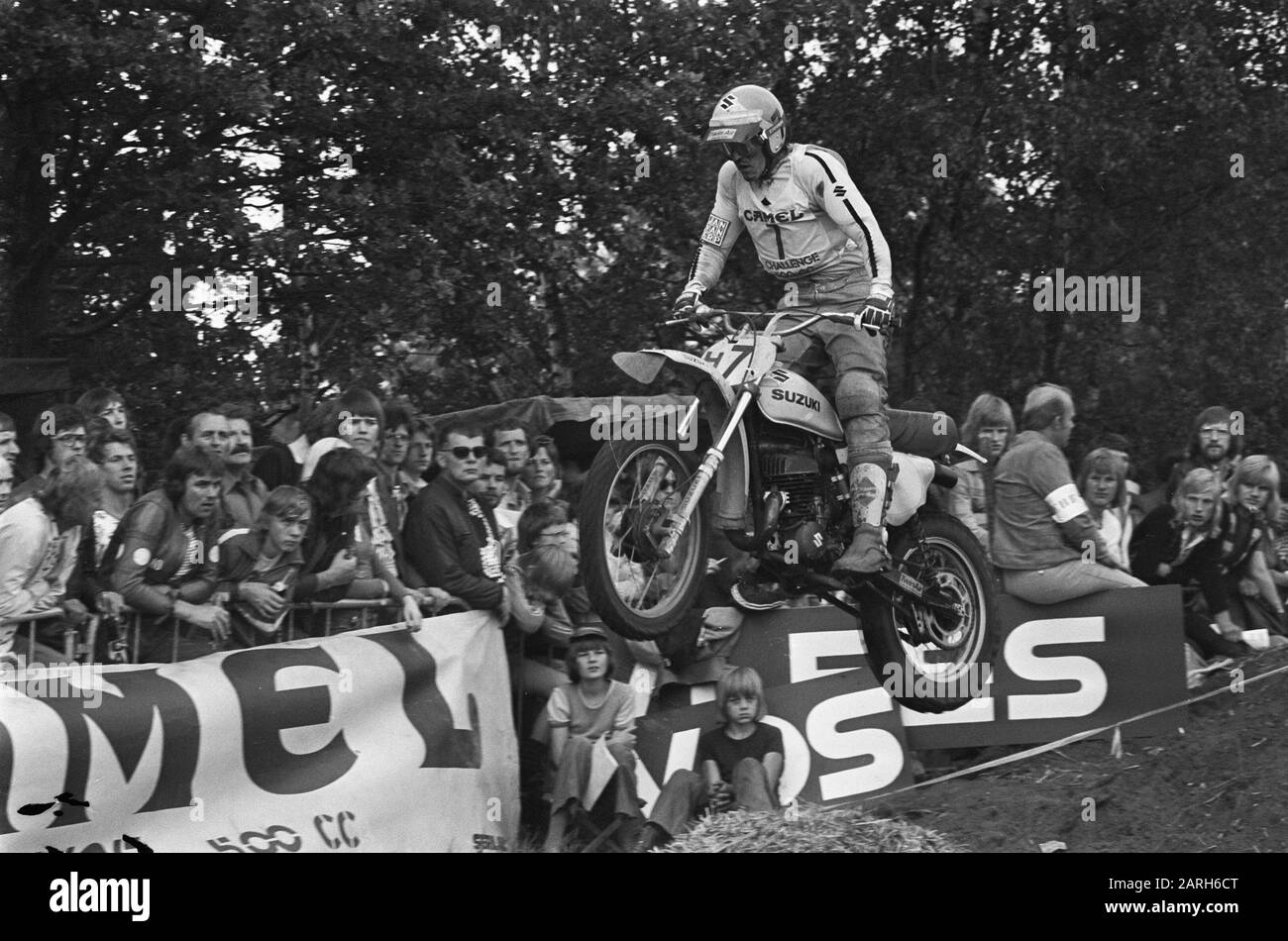GP motocross 500 cc a Lichtenvoorde 1975 Vincitore Gerrit Wolsink in azione Data: 27 luglio 1975 luogo: Gelderland, Lichtenvoorde Parole Chiave: Motocross, razze Nome Persona: Wolsink, Gerrit Foto Stock