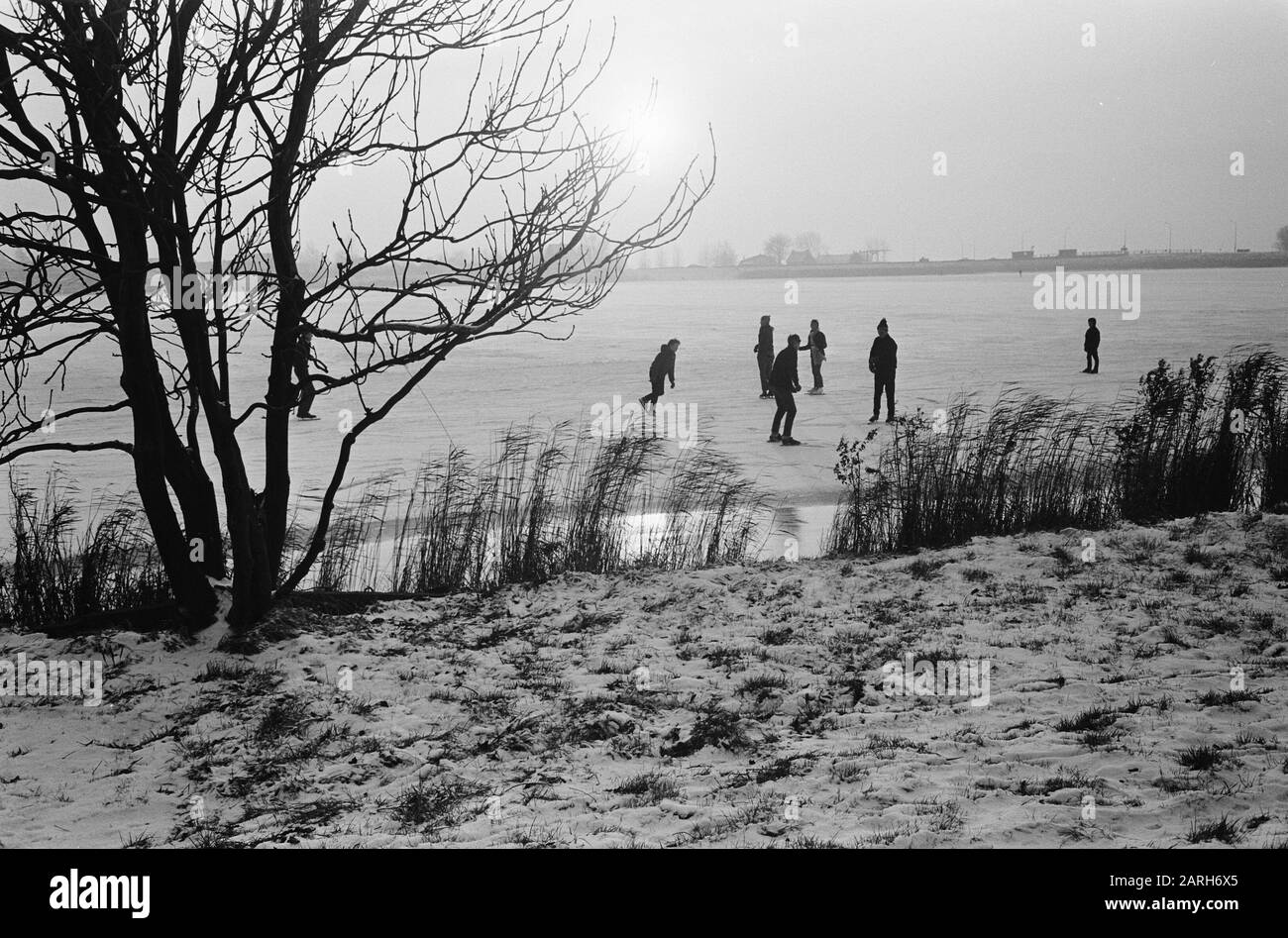 Inverno; pattinaggio su ghiaccio sull'inverno Gouwzee, ghiaccio, sport invernali, pattinaggio su ghiaccio, immagini atmosferiche Data: 23 Novembre 1965 luogo: Gouwzee, Noord-Holland Parole Chiave: Ghiaccio, pattinaggio su ghiaccio, immagini atmosferiche, sport invernali Foto Stock