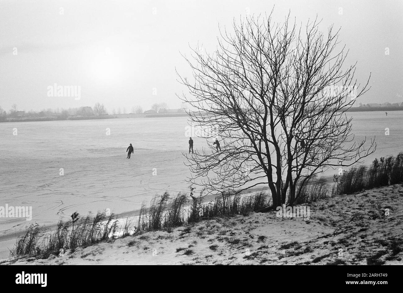 Inverno; pattinaggio su ghiaccio sull'inverno Gouwzee, ghiaccio, sport invernali, pattinaggio su ghiaccio, immagini atmosferiche Data: 23 Novembre 1965 luogo: Gouwzee, Noord-Holland Parole Chiave: Ghiaccio, pattinaggio su ghiaccio, immagini atmosferiche, sport invernali Foto Stock