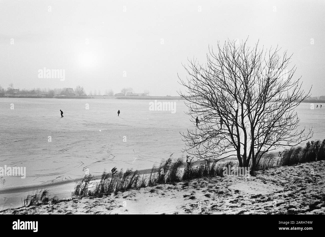 Inverno; pattinaggio su ghiaccio sull'inverno Gouwzee, ghiaccio, sport invernali, pattinaggio su ghiaccio, immagini atmosferiche Data: 23 Novembre 1965 luogo: Gouwzee, Noord-Holland Parole Chiave: Ghiaccio, pattinaggio su ghiaccio, immagini atmosferiche, sport invernali Foto Stock
