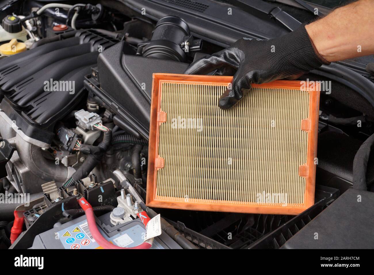 Sostituzione del filtro dell'aria del veicolo. Officina di riparazione auto. Foto Stock