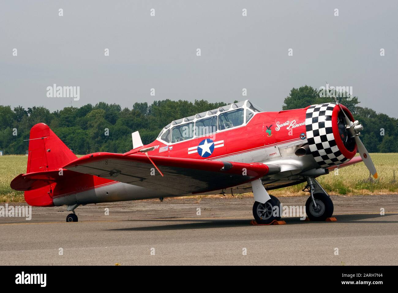 BEAUVECHAIN, BELGIO - 3 LUGLIO 2010: North American T-6 addestratore Texan in colori USAF sulla tarmac di Beauvechain airbase. Foto Stock