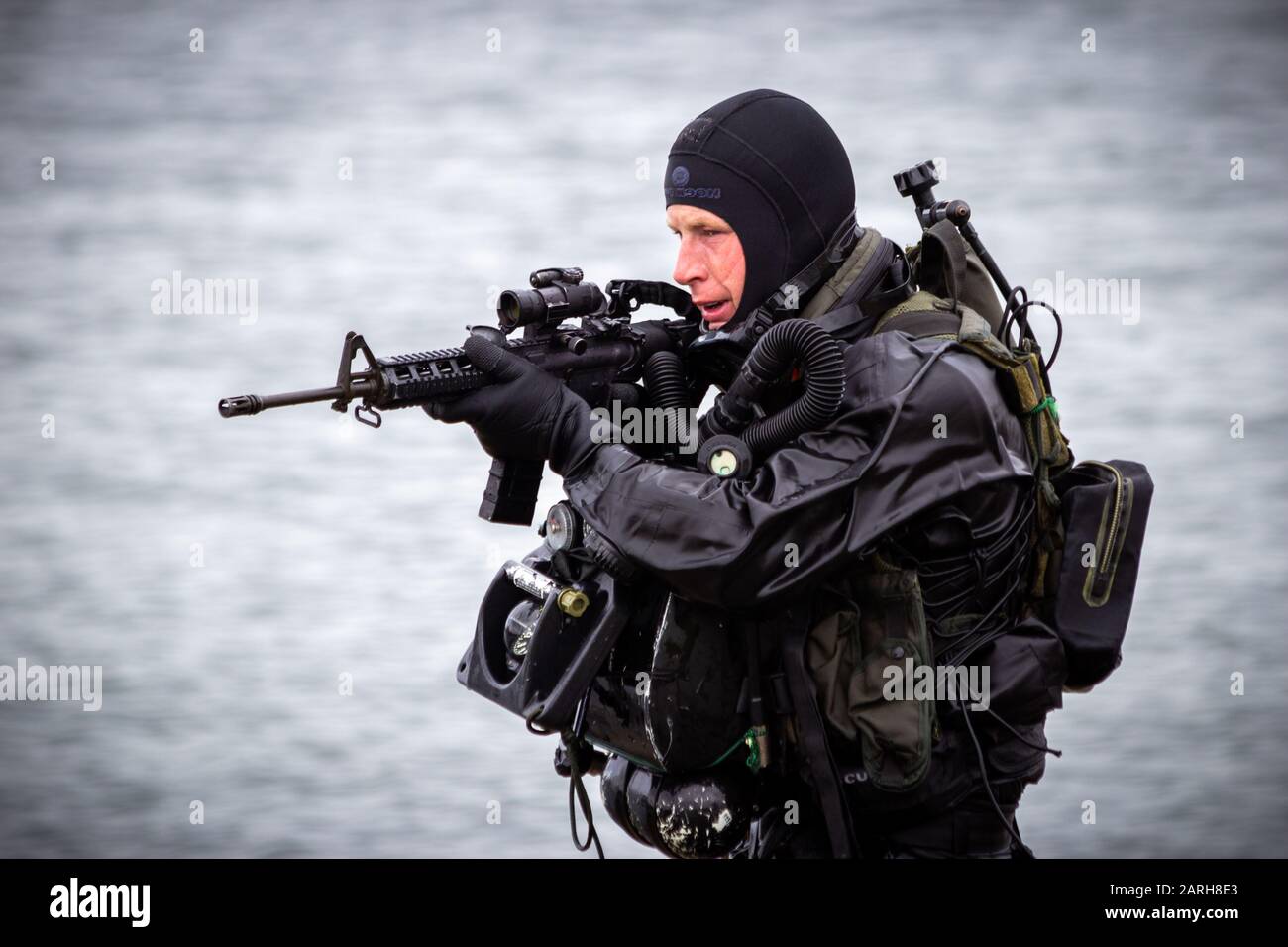 Den HELDER, PAESI BASSI - 23 GIUGNO 2013: Special Forces Combat Diver durante una demo d'assalto anfibia alle Giornate della Marina Olandese. Foto Stock