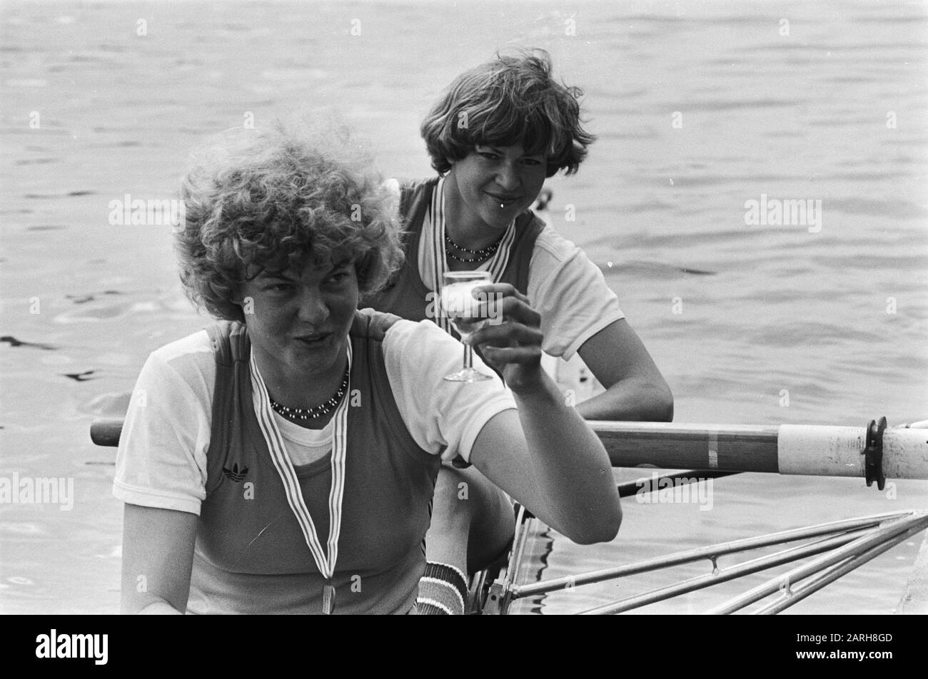 Coppa del mondo di canottaggio Bosbaan; Scherzo Dierdorp (fronte) e Karin Abma con bicchiere di champagne, hanno vinto l'argento ai due senza Data: 28 agosto 1977 posizione: Amsterdam, Noord-Holland Parole Chiave: Champagne, ROOEN Nome personale: Scherzo Dierdorp, Karin Abma Foto Stock