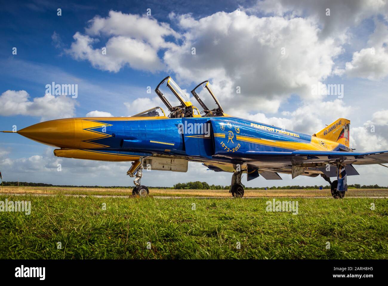 Wittmund, GERMANIA - 29 GIU 2013: Tedesco Air Force F-4 Phantom fighter jet sul tarmac di Wittmund Airbase dopo che è l'ultimo volo prima della dismissione Foto Stock