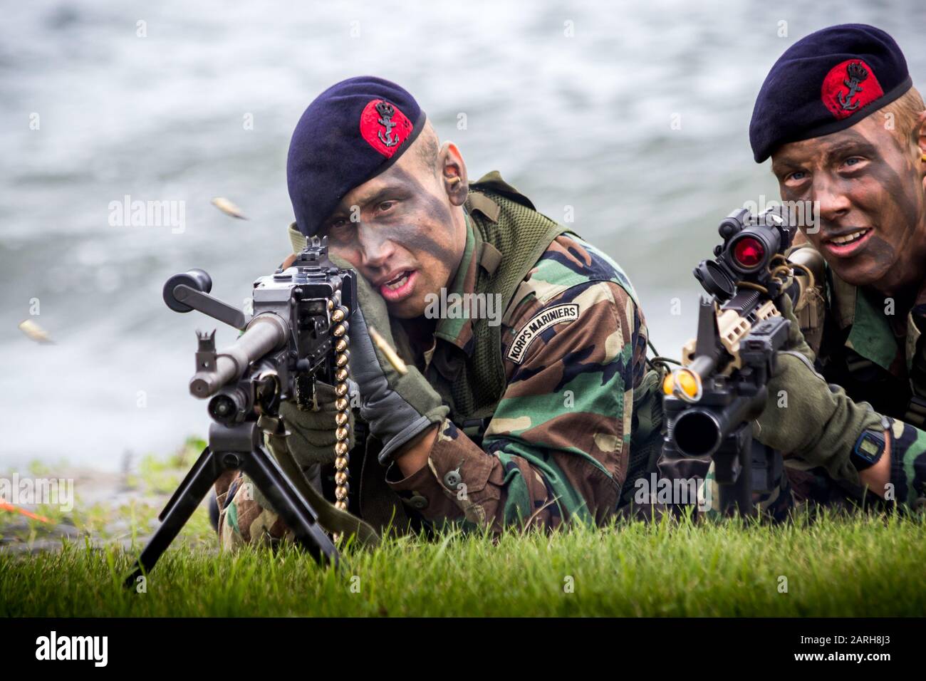 Den HELDER, PAESI BASSI - 23 GIUGNO 2013: Dutch Special Forces marines spara una mitragliatrice MAG durante una dimostrazione di assalto anfibio all'olandese Foto Stock