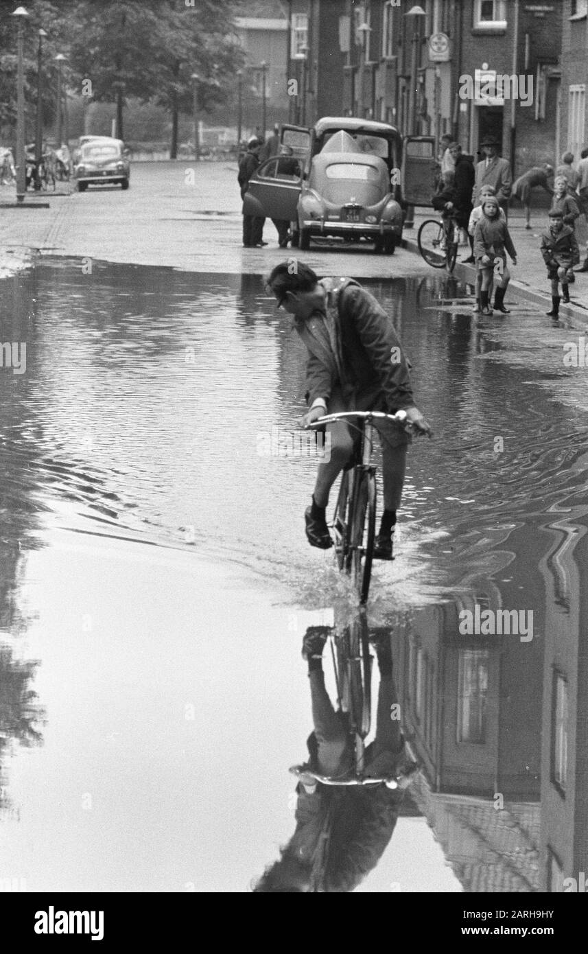 Cloud break al di sopra di Amsterdam, i bambini divertirsi al lago Data: 12 agosto 1960 Località: Amsterdam, Noord-Holland Parole Chiave: Ciclisti, bambini, traffico, meteo Foto Stock
