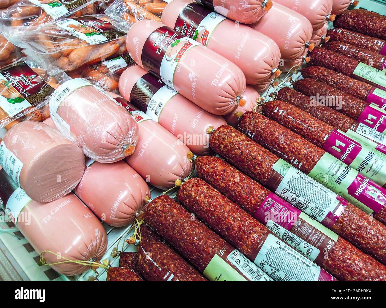 Samara, Russia - 25 gennaio 2020: Diverse salsicce pronte per la vendita al supermercato Foto Stock