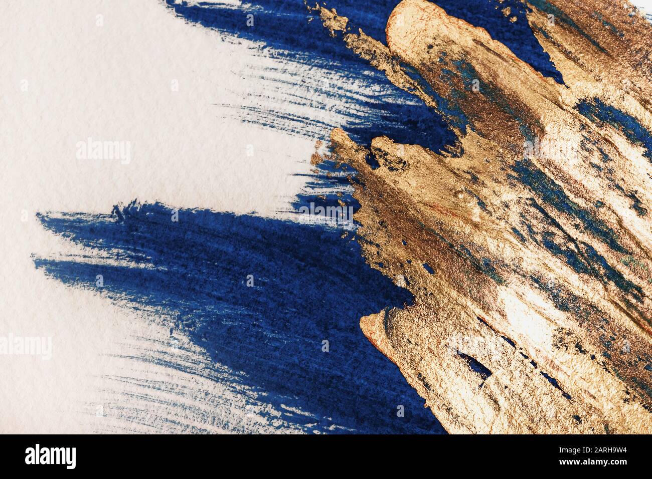 Tratti blu e oro disegnati a mano sulla carta. Sfondo astratto Foto Stock