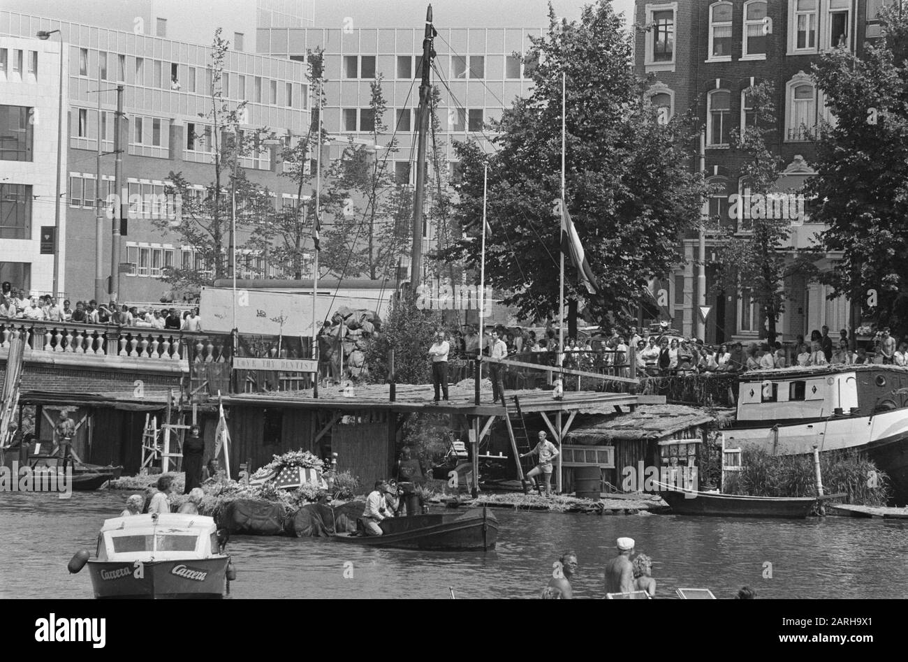 Funerale dell'artista Walter C. Gluck (re degli hippies/Victor IV) sull'Amstel (Amsterdam); zattera con bara W.C. Gluck for His houseboat at the Date: July 3, 1986 Location: Amsterdam, Noord-Holland Keywords: Partenze, houseboats Nome personale: Gluck, Walter C. Foto Stock