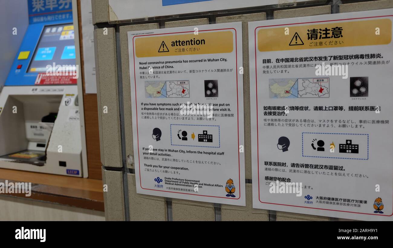 Osaka, GIAPPONE - 26 gennaio 2020: Due avvisi di attenzione scritti in inglese, giapponese e cinese, riguardanti il romanzo che si verifica la polmonite da coronavirus Foto Stock