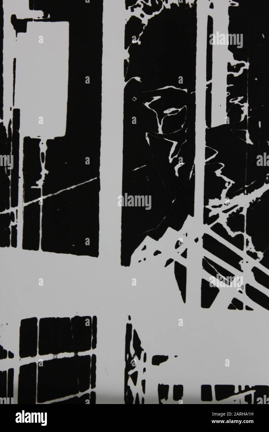 Fine anni '70 fotografia estrema in bianco e nero del volto di una donna sovrapposta a un edificio Foto Stock