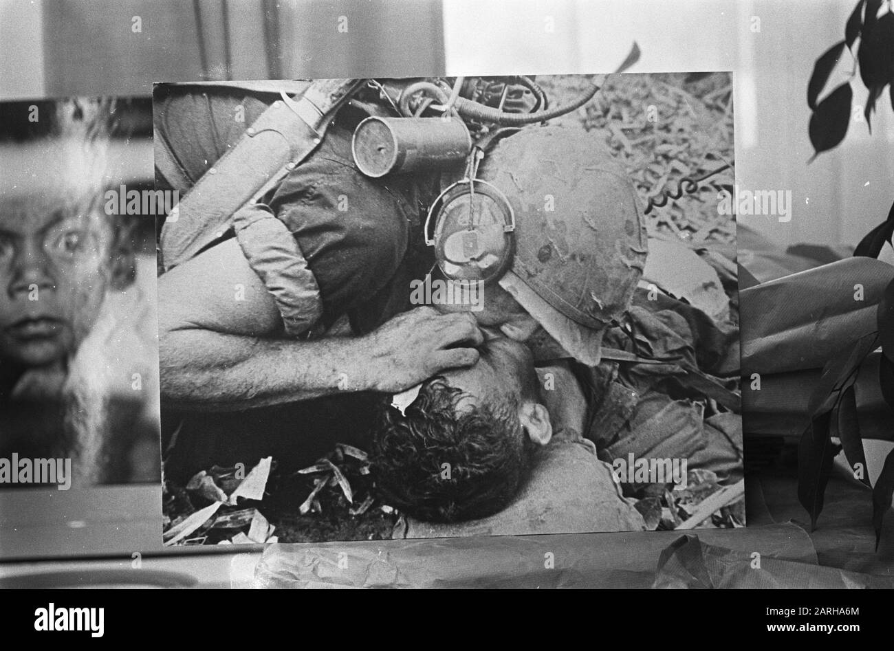 World Press Photo 1967 in the Hague, Foto del fotografo giapponese Sawada con foto dal Vietnam Ogni secondo conti Data: 7 dicembre 1967 posizione: Vietnam Parole Chiave: Fotografia, lotta, militare Nome istituzione: World Press Photo Foto Stock