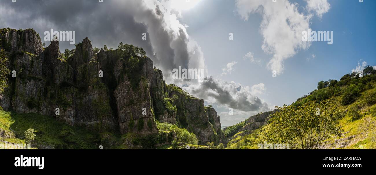 Cheddar gola sotto un cielo tempestoso, panorama Foto Stock