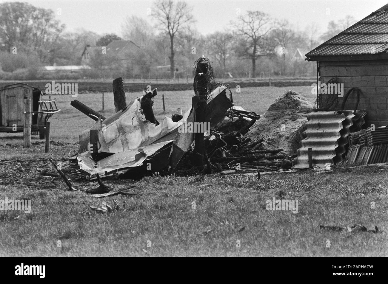 Due F-16 combattenti schiantati della forza aerea olandese vicino Hoogeveen Wreck di uno degli aerei Data: 27 aprile 1983 luogo: Drenthe, Hoogeveen Parole Chiave: Aerei da combattimento, incidenti aerei, relitti Foto Stock