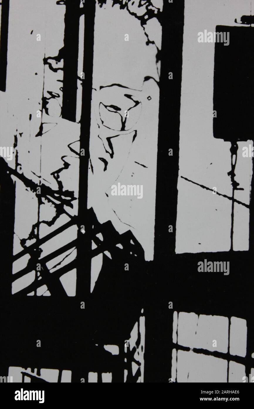 Fine anni '70 fotografia estrema in bianco e nero del volto di una donna sovrapposta a un edificio Foto Stock