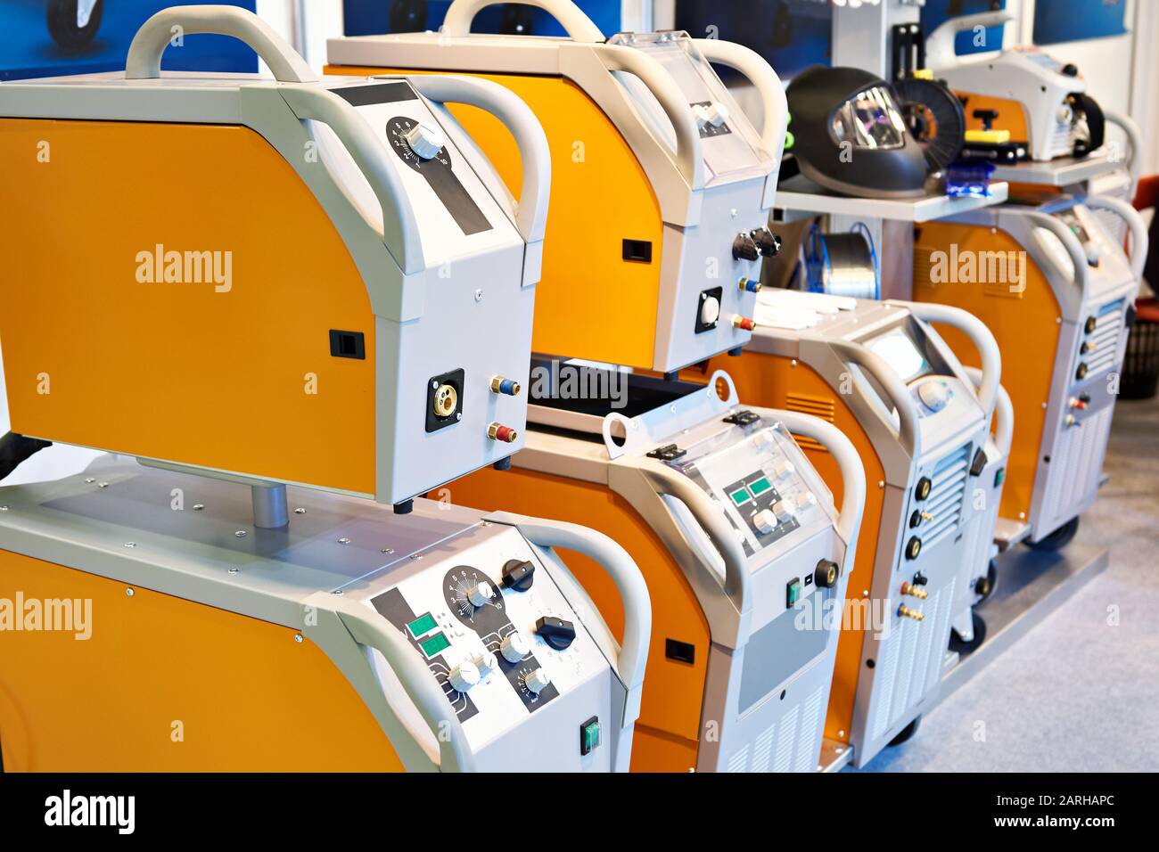 Le macchine di saldatura con la moderna tecnologia inverter in fiera Foto Stock