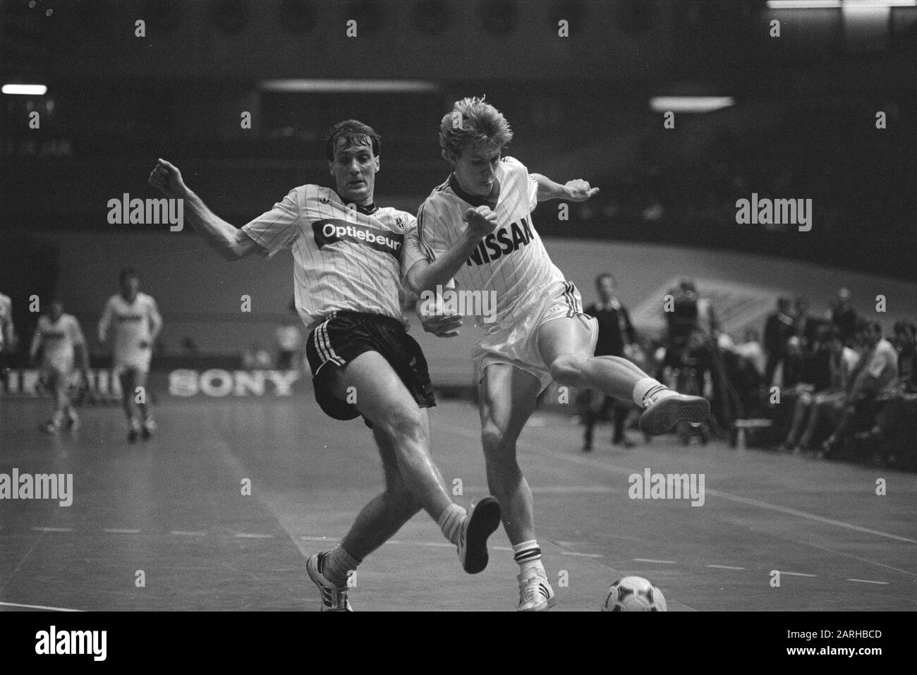 Torneo di calcio indoor a Rotterdam, All Stars Against Rhoda JC 7-1; Eddie Bosman (All Stars) in duello con Jan Poortvliet Data: 7 january 1984 luogo: Rotterdam, Zuid-Holland Parole Chiave: Sport, indoor football Nome personale: Jan Poortvliet Foto Stock