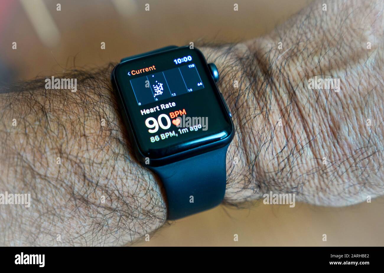 Montreal,Quebec,Canada,Gennaio 28.2020.Apple iwatch sul polso dell'uomo .Montreal,Quebec,Canada.Credit:Mario Beauregard/Alamy News Foto Stock