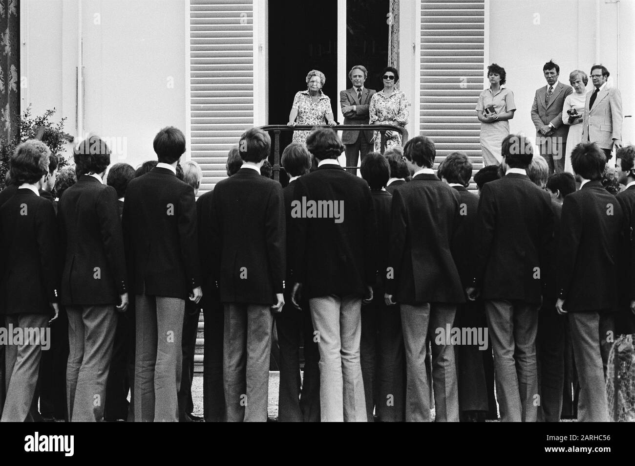 Mans Glee Club University Choir from Wheaton (USA) porta la regina Juliana un'aubade a Palace Soestdijk zanghulde, uomini, cori, regine, Juliana, Regina, Utrecht Data: 28 Giugno 1979 posizione: Soestdijk, Utrecht Parole Chiave: Queens, cori, uomini, zanghulde Nome di persona: Juliana, regina Foto Stock