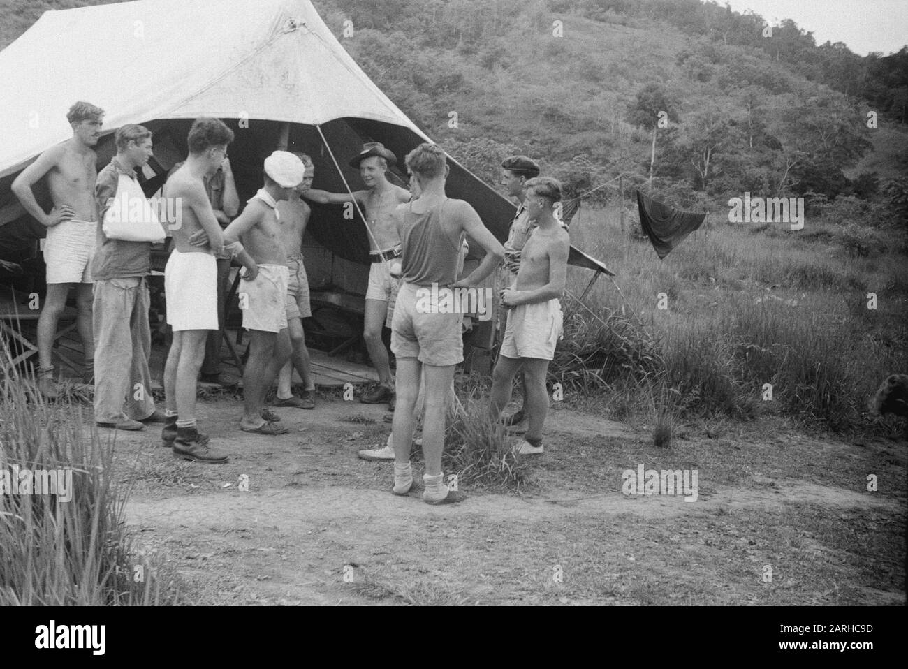 Comando-trasferimento del comando di base a Batavia.Empty Sabato mattina 24 luglio 1948 il comandante di base di Batavia, colonnello K. Drost, alla presenza Del maggiore Generale H.J.W. Dürst Britt, questo comando è stato trasferito al tenente colonnello B.P. de Vries Data: 1948/07/24 Località: Batavia, Indonesia, Java, Indie Orientali olandesi Foto Stock