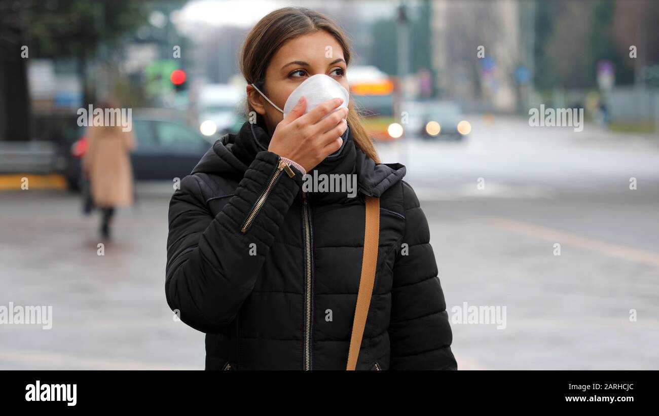 COVID-19 Pandemic Coronavirus Donna in città strada indossando maschera protettiva per la diffusione del virus della malattia SARS-cov-2. Ragazza con maschera protettiva Foto Stock