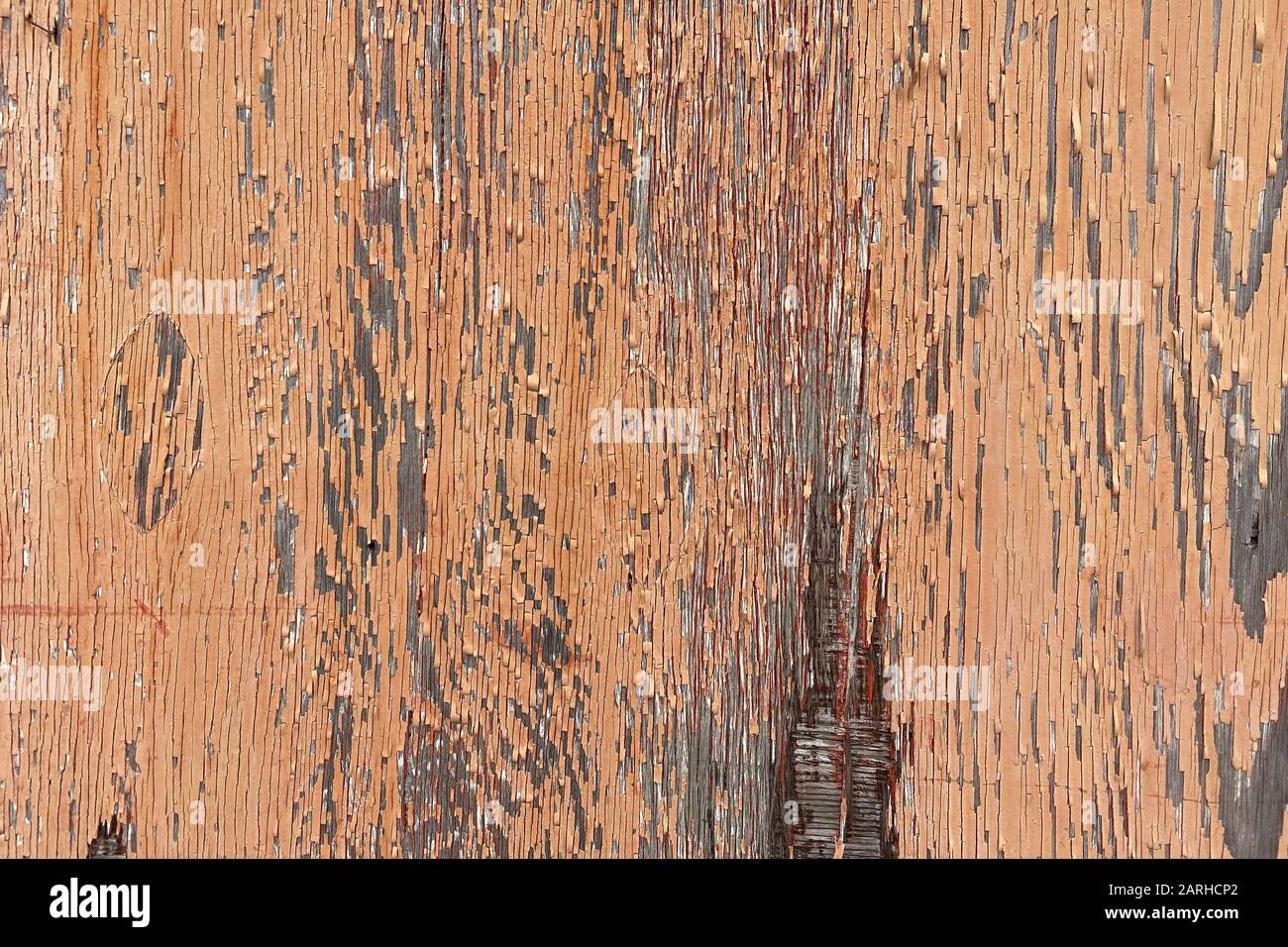 primo piano di un pannello di legno dipinto di arancio sbiadito Foto Stock