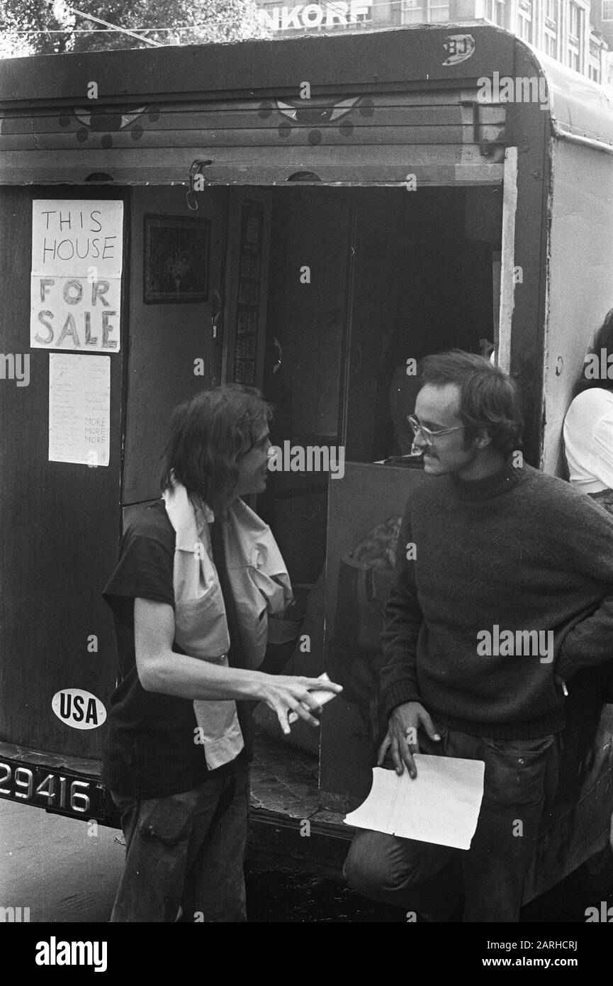 Molti Americani a Damrak American Express per scambiare soldi, ecc. Amsterdam, Americani fuori automobile del campeggio per vendere Data: 16 agosto 1971 Ubicazione: Amsterdam, Noord-Holland Parole Chiave: Americani Nome personale: American Express Foto Stock