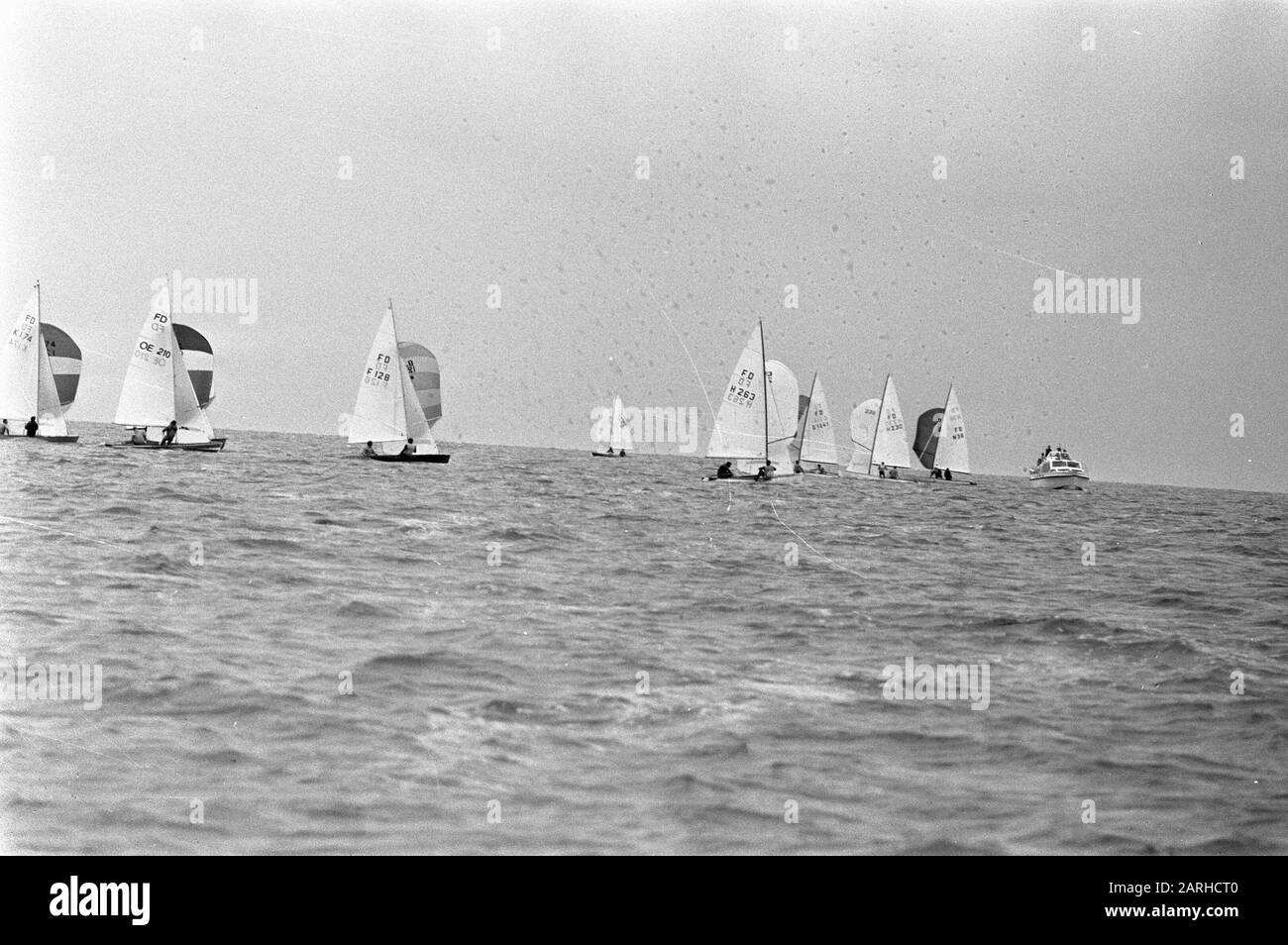 Campionati europei di vela, FD-class a Medemblik Marinai Fred Imhoff e Korver (barca numero 230) superare il traguardo come vincitore Data: 1 luglio 1972 Località: Medemblik, Noord-Holland Nome personale: Imhoff , Fred Foto Stock