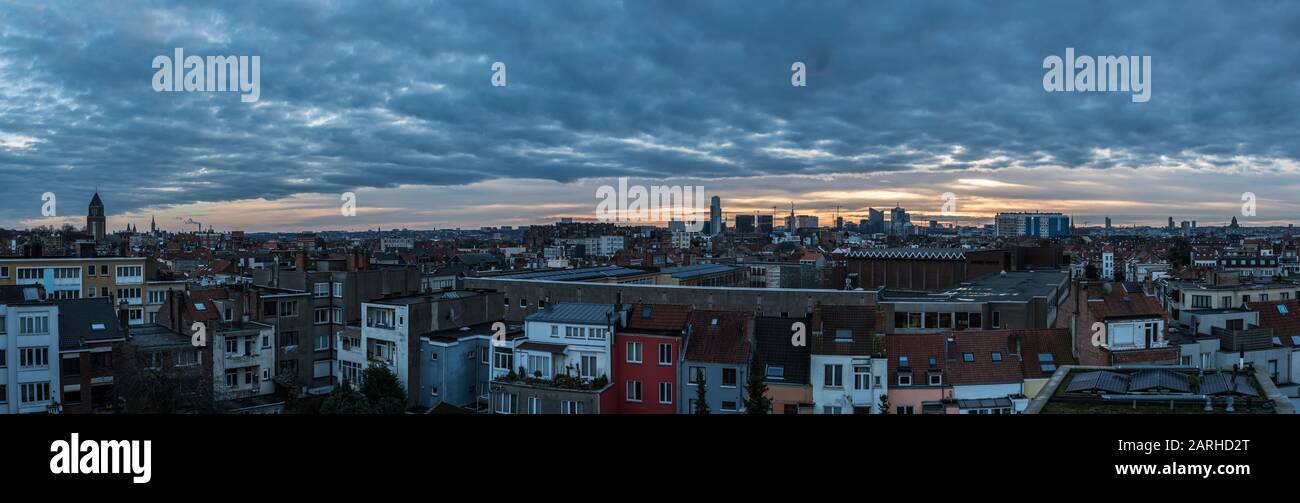 Jette, Brussels Capital Region/ Belgium - 01 24 2020: Vista panoramica molto ampia sullo skyline di Bruxelles Nord, Ovest e Centro durante l'alba Foto Stock